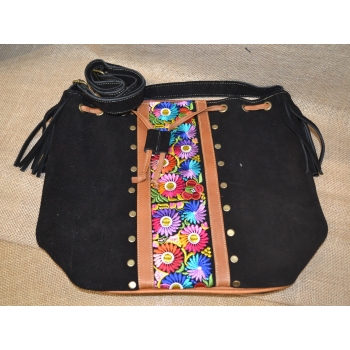 Torebka worek etno ze skóry czarna z kwiatowym haftem .